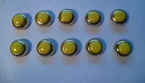 10 PZ BOTTONI PLASTICA VINTAGE ANNI 70 GIALLO BORDO ARGENTO DIAMETRO 2 CM - Foto 1 di 1
