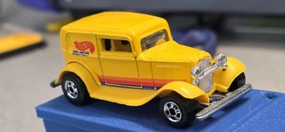 Camión de reparto Ford Hot Wheels Classics '32 1988 7672 amarillo púrpura Malasia  Foto 1 de 4