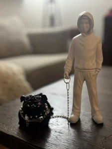 Farertd Banksy Statue Walki A Life Time “One Man, One Dog A Lifetime Bond” - Picture 1 of 3