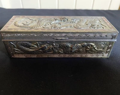 ANTIGUA Caja Baratija Estampilla Cobre Metal Ornamentado Repousse con Motivo Dragón Japonés Foto 1 de 4