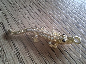 Goldener Krokodil Anhänger mit weißen Strasssteinen, 4,2 x 1,1 cm. - Bild 1 von 6