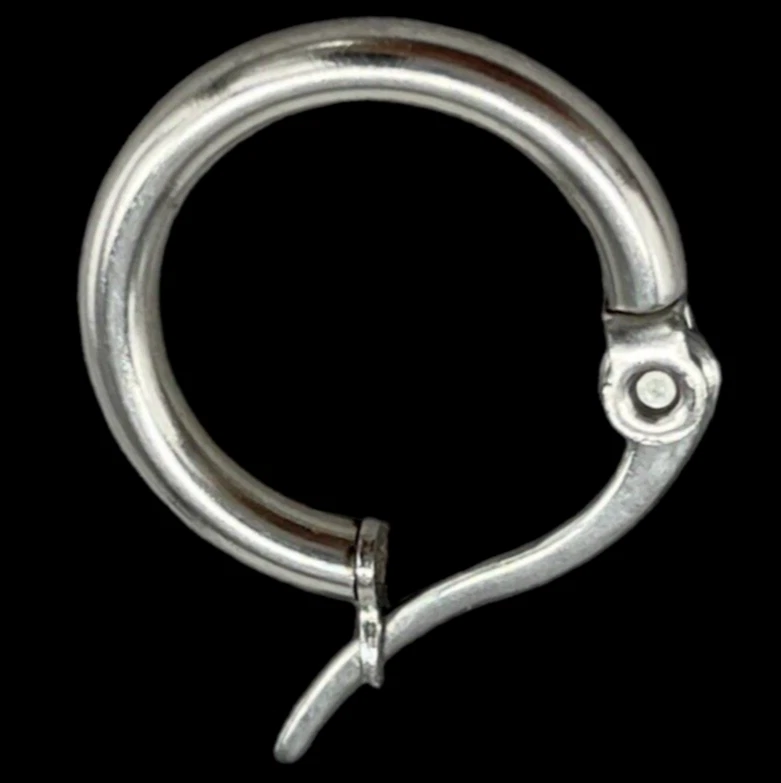 Orecchino Cerchietto sottile baionetta colore argento in acciaio inox uomo donna - Immagine 1 di 4