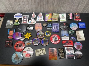 Enorme lote de películas y conjuntos de botones de TV más promedio 1-3" lote de 42 - Imagen 1 de 12