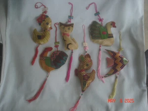 Konvolut 6 Vintage WEIZENSTROH / RATTAN PORZELLAN ORNAMENTE mit SEIDENKORDELN & QUASTEN Katze +++ - Bild 1 von 8