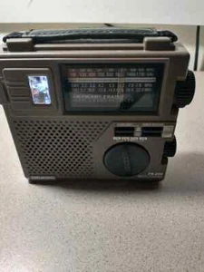 Portable Hand Generator GRUNDIG FR-200 Shortwave Emergency Radio & Light - Picture 1 of 6