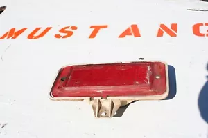 Ford Mustang 1971-1973 usado fabricante de equipos originales cuarto de panel trasero luz de funcionamiento lente cubierta roja - Imagen 1 de 3