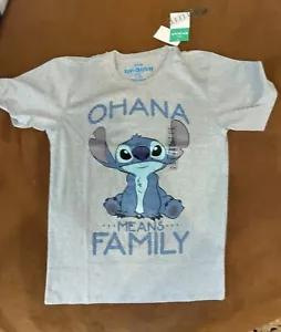 ¡NUEVO CON ETIQUETAS!! Camisa DISNEY LILO & STITCH Gris "OHANA" Talla Pequeña ¡Nueva Con Etiquetas! - Imagen 1 de 3