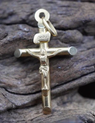 Dije/colgante Cruz Jesús Oro Amarillo Sólido 18k Unoaerre. 1,3 gramos Foto 1 de 4