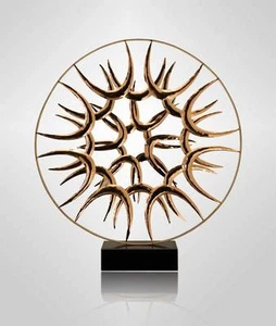Escultura circular de acero en color rojo chapado en oro. Altura 62 cm. Hecho a mano - Imagen 1 de 3