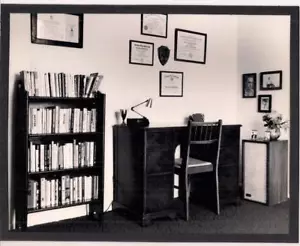 Büroansicht Diplome Bücher 28404 Universal Drive Warren MI Vintage 1973 Darst Foto - Bild 1 von 1