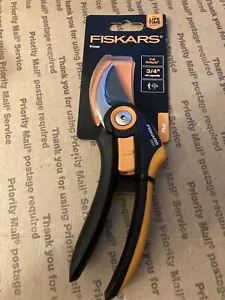 Fiskars Solid™ SOFTGRIP Pruner Model P521 - Picture 1 of 3