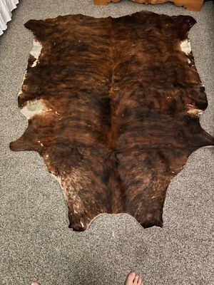 牛皮地毯 6 棕色 尺寸 7' x 6',顶级品质,全新无标签 — 第 1/3 张图片