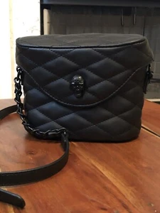 Betsey Johnson Umhängetasche schwarz Totenkopf gesteppt Handtasche - Bild 1 von 6