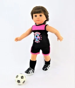 Puppenkleidung 18" Shorts schwarz rosa Shirt Fußball Siebdruck passt AG Puppen - Bild 1 von 3