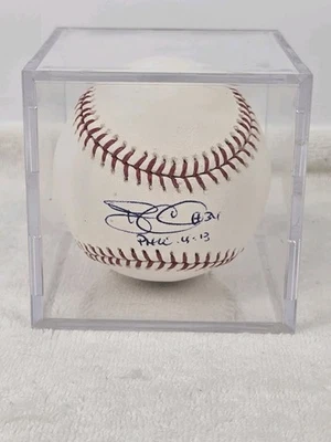 firmado por Tony Clark, un ex jugador de béisbol de las Grandes Ligas. Foto 1 de 2