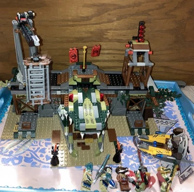 LEGO 70014 LEGENDS OF CHIMA: The Croc Swamp Hideout 5 Figures with 3 manuals - Image 1 of 4
