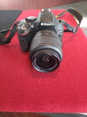 Cámara digital Nikon D5200 24,1 MP SLR con lente/cargador de 18-105 mm y bolsa Foto 1 de 4