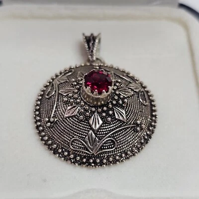 CIONDOLO IN FILIGRANA SARDA D'ARGENTO BRUNITO CON PIETRA CENTRALE GRANATO - Immagine 1 di 3