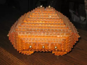 Antike Tramp Art Pyramide Holzschublade mit Fuß und Perlenakzenten - Bild 1 von 6