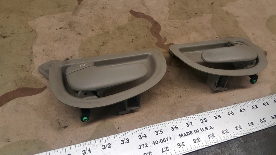 1999-2004 Oldsmobile Alero maçaneta interna lateral do passageiro traseira fabricante de equipamento original - Imagem 1 de 4