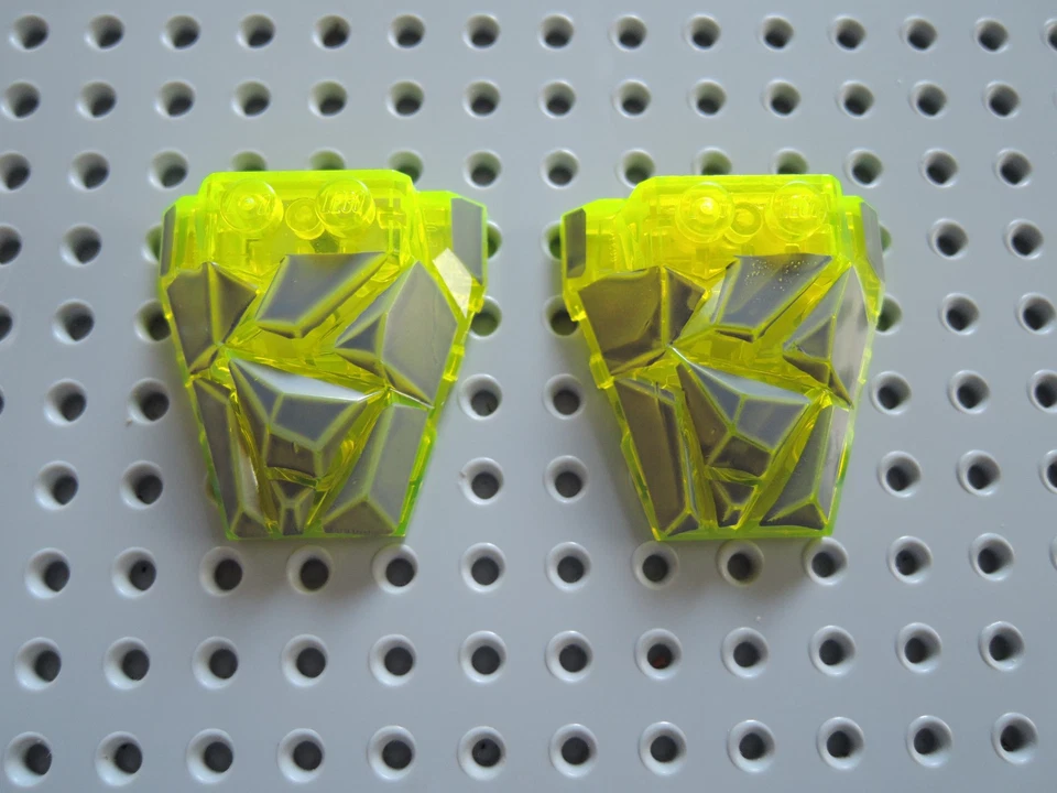 Lego 2 x Keilstein Felsen 64867pb01 4x4 transp. neon grün graue Flecken 8962 - Bild 1 von 1