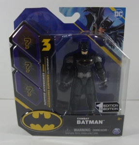 SPIN MASTER DC BATMAN COMBAT 4" ACTIONFIGUR MIT 3 SURPRISE ZUBEHÖR NEU - Bild 1 von 4