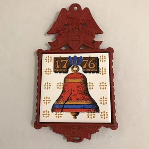 Vintage Campana de la Libertad Trivet Napcoware Japón 1776 Águila Metal y Cerámica Patas - Imagen 1 de 11