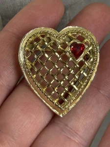 VINTAGE GOLDFARBENE GITTER HERZ BROSCHE MIT ROTEM STRASS - Bild 1 von 6