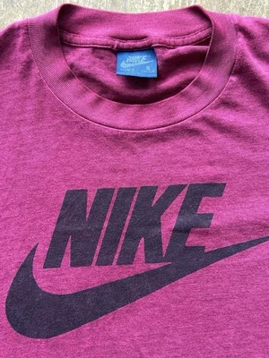Camiseta NIKE De Colección Años 80 Puntada Única Delgada Deletrear Swoosh Granate Negra PEQUEÑA Foto 1 de 4
