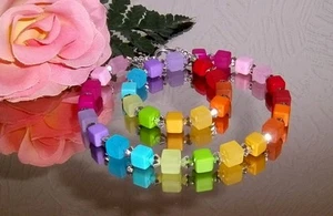 WUNDERSCHÖNE Würfelkette / Collier Regenbogen BUNT + silberfarbige RHOMBEN - Bild 1 von 7