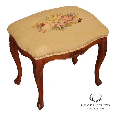 Reposapiés francés estilo Luis XV antiguo de nogal con punta de aguja Foto 1 de 4