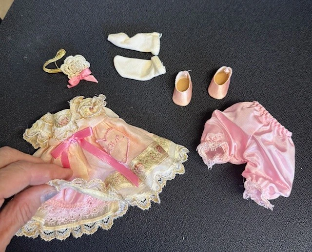 Vestido, sombrero, calcetines, zapatos y pantalones etiquetados Madame Alexander LOVE para muñeca de 8"" Foto 1 de 1