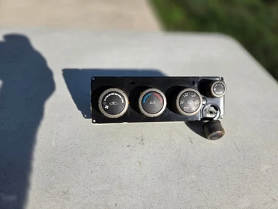 2004-2007 Nissan Armada Titan manual climate controls, broken rear controls knob - Image 1 of 4