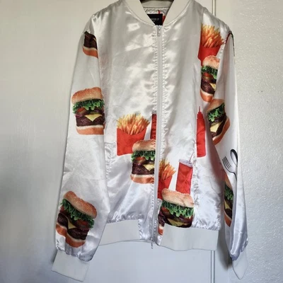 Jaqueta Bomber Forever 21 Masculina Hambúrguer Refrigerante Fritas Cultura Pop Branco Brilho LEIA - Imagem 1 de 4