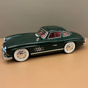 1954/1957 Mercedes 300 SL Gullwing - 1:24 Diecast Model - Hunter Green - Picture 1 of 9