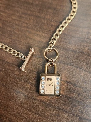 Collar cadena candado tono dorado Michael Kors cierre palanca usado  Foto 1 de 4