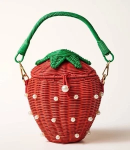 Bolso canasta tejido de mimbre fresa adornado con perlas Kate Spade X Target EN MANO - Imagen 1 de 4