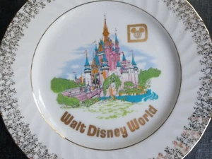 Vtg Disney Souvenir Plate * Cinderella's Castle * Original WDW Logo * Disneyana - Foto 1 di 10