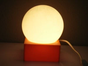 Tischleuchte / Tischlampe, 70er Jahre, Durchm. ca. 14 cm, Plastik-Fuß in Orange - Bild 1 von 3