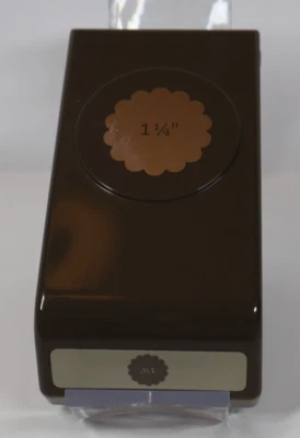 Stampin' Up SCALLOPED CIRCLE 1 1/4" - Flat Locking Paper Punch - Blossom Flower - Imagem 1 de 3