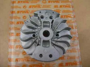 GENUINE STIHL FS90 KM90 FS91 KM91 FS110 FS130 FS111 FS131 HT131 TRIMMER FLYWHEEL - Imagen 1 de 2