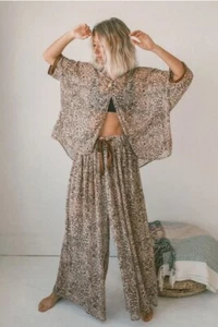 FREE PEOPLE SLEEPIN IN LEOPARD ANIMAL PRINT SCHLAFSHIRT transparent Oversized L 🐆 💕 - Bild 1 von 4