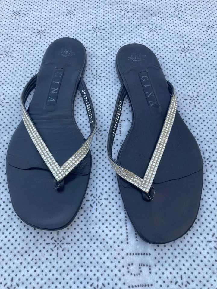 Sandalias planas de diamantes Gina para mujer Tanga Estrás Chanclas Zapato de verano Foto 1 de 4