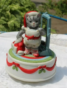 CAJA DE MÚSICA DE PEPINO SCHMID KITTY SUENA AQUÍ VIENE TRAJE SANTA DE COLECCIÓN 1988 - Imagen 1 de 5