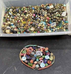 5 Pfund + Konvolut Perlen Schmuckherstellung Vintage, Metall, Glas, Stein Kunststoff Holz - Bild 1 von 8