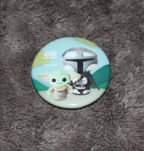 STAR WARS CELEBRATION 2022 HALLMARK KEEPSAKE ITTY BITTYS MANDALORIAN BUTTON - Picture 1 of 1