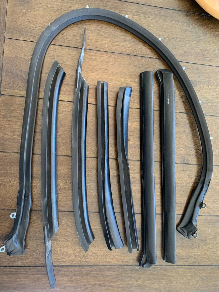 General Motors 1966-1967 carrocería A convertible sello de riel de techo Foto 1 de 3