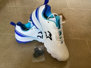 ZAPATOS DE CRICKET KOOKABURRA PRO 4000 SPIKE NUEVOS 11UK BLANCO AZUL - Imagen 1 de 7