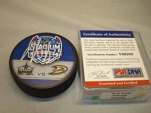 Dustin Brown Signed Kings 2014 Stadium Series Hockey Puck Auto. PSA/DNA COA 1A - Picture 1 of 3