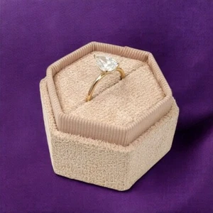 Anillo de compromiso de diamantes talla pera creado en laboratorio de 1,70 quilates IGI de oro amarillo de 18 k - Imagen 1 de 12